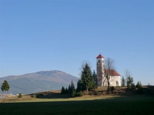 Pogled na romarsko cerkev sv. Volbenka nad Zelšami (foto M&T Benda)
